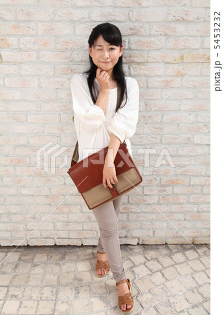 街角の女性 バッグ の写真素材