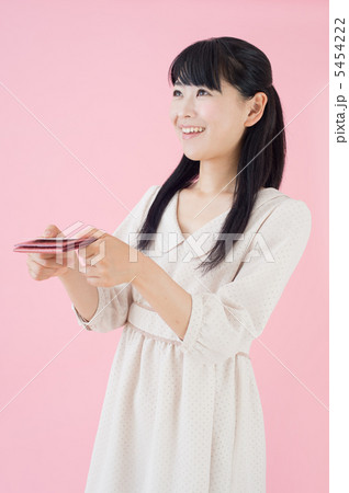 名刺を渡す女性 5454222