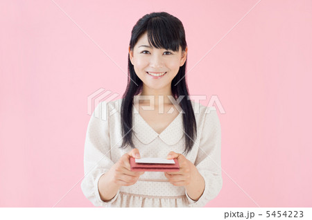 名刺を渡す女性 5454223