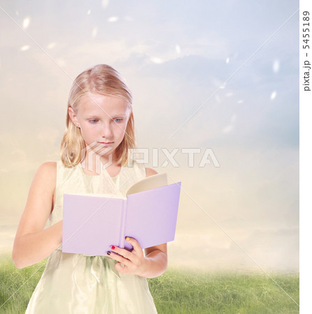 本を読む女の子の写真素材