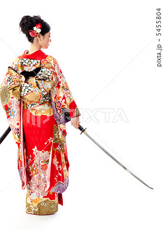 日本刀を持つ振袖女性の写真素材