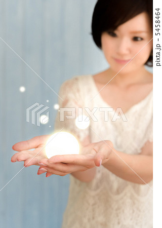 光を持つ女性の手 光を持つ女性の手 5458464