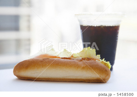 おいしいホットドックとアイスコーヒー おいしいホットドックとアイスコーヒー 5458500