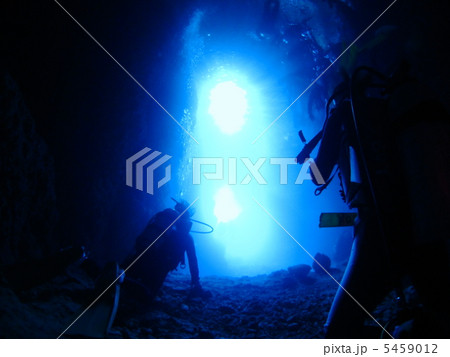 沖縄県真栄田岬の青の洞窟とダイバーのシルエット 沖縄県真栄田岬の青の洞窟とダイバーのシルエット 5459012