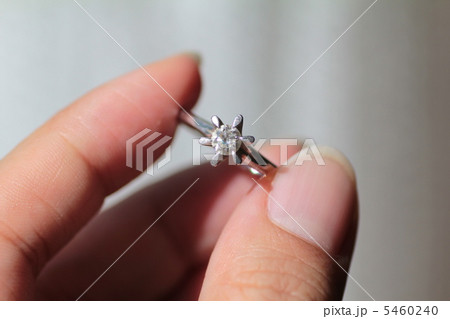 受け継いだ古いダイヤモンドリングを持っている指先 受け継いだ古いダイヤモンドリングを持っている指先 5460240
