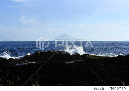 伊豆大島から見える利島 5460749