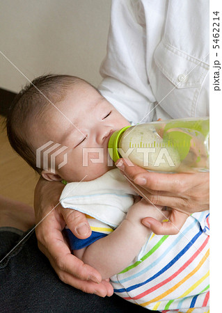 ミルクを飲む新生児 ミルクを飲む新生児 5462214