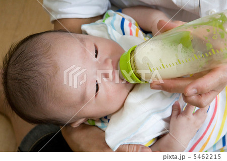 ミルクを飲む新生児 ミルクを飲む新生児 5462215
