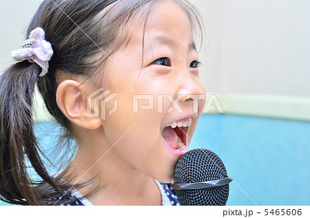 楽しく歌う女の子 カラオケ の写真素材