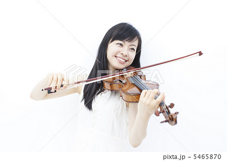 ヴァイオリンを演奏する女性の写真素材