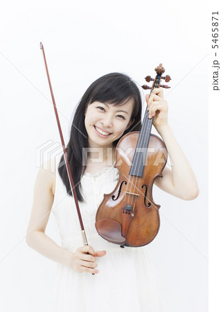 ヴァイオリンを演奏する女性 5465871