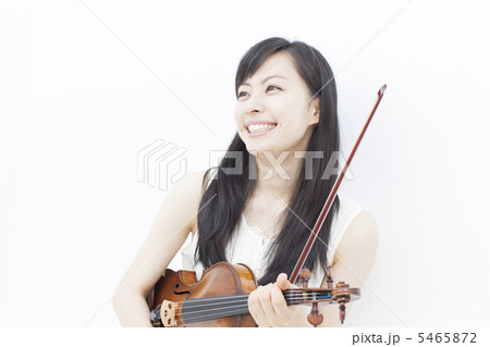 ヴァイオリンを演奏する女性 5465872