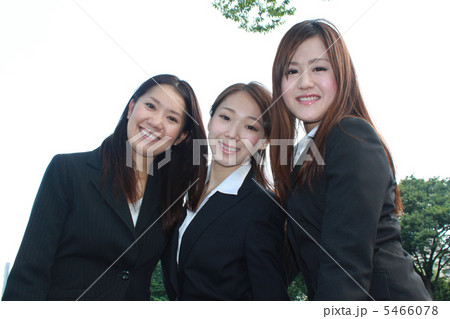 会社員 ビジネスウーマン 屋外 3人 人物 Ol 女性 仲間 ビジネス ビジネスチーム 働く人々 チの写真素材 5466078 Pixta