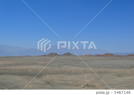 中国・新疆ウイグル自治区　南疆鉄道のトルファン付近の車窓 5467146