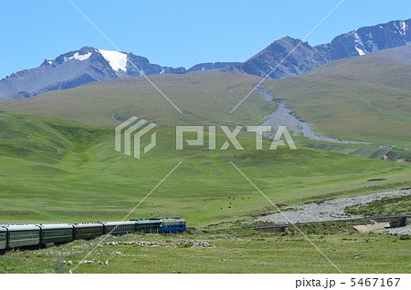 中国・新疆ウイグル自治区　天山山脈　南疆鉄道の車窓 5467167