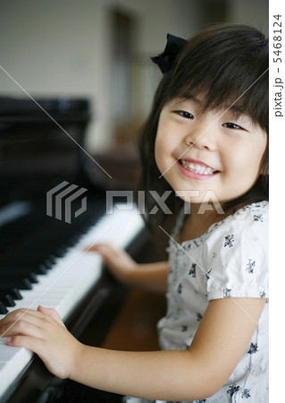 ピアノを弾く子供 5468124