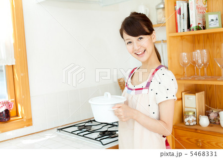 料理をする女性 料理をする女性 5468331