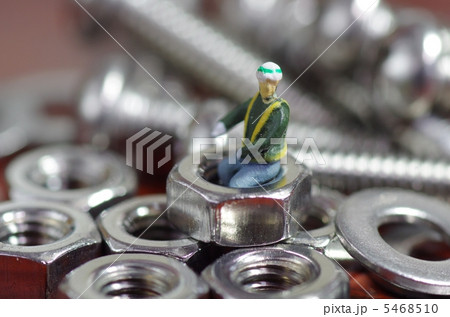 ナットと作業員 5468510