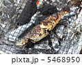 魚を焼くシーン 5468950