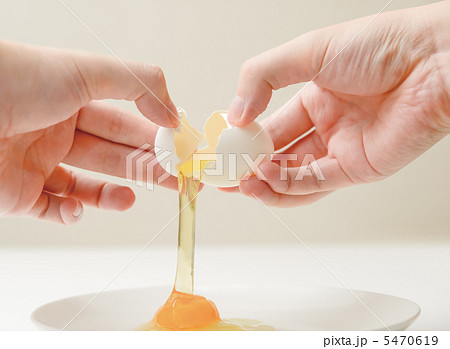 生卵を割るの写真素材