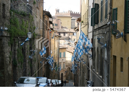 シエナの路地と地区の旗　イタリア　ヨーロッパ 5474367
