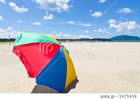 真夏の砂浜とビーチパラソル 真夏の砂浜とビーチパラソル 5475459