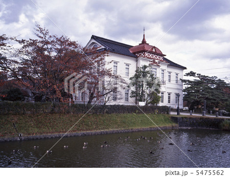 鶴岡公園に立つ大宝館 5475562