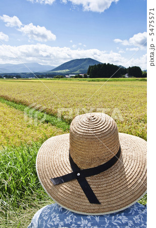 麦わら帽子と田園風景 5475571