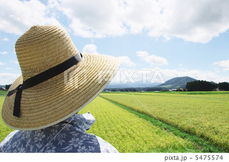 麦わら帽子と田園風景 5475574