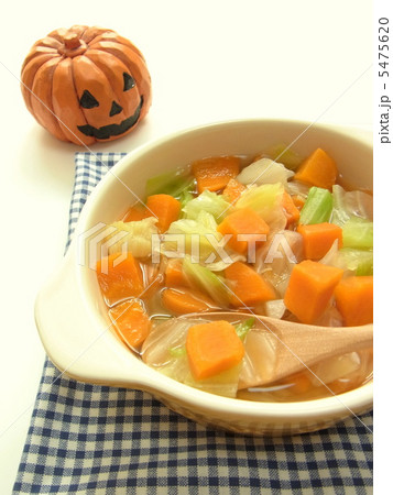 野菜スープとハロウィン飾りのお化けかぼちゃ 野菜スープとハロウィン飾りのお化けかぼちゃ 5475620