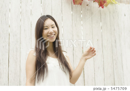 白い壁の前で笑う女性 白い壁の前で笑う女性 5475709