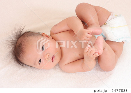 足を持つ４ヶ月の赤ちゃんの写真素材