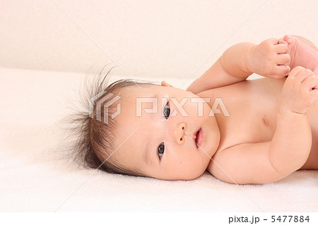足を持つ４ヶ月の赤ちゃんの写真素材