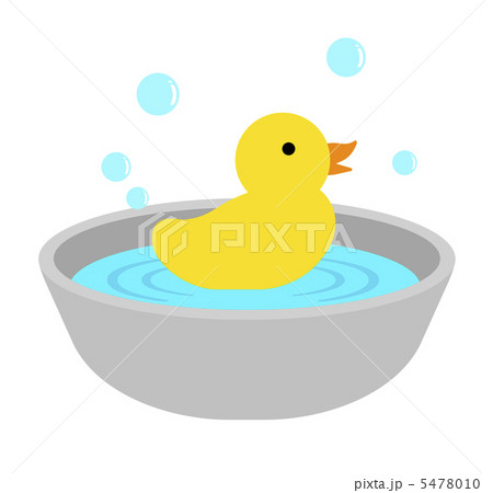 洗面器に浮かぶアヒルのおもちゃ 5478010