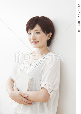 ショートカットの女性 5478232