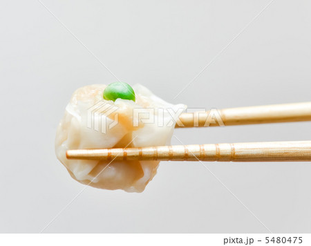 焼売を箸で持つ 焼売を箸で持つ 5480475