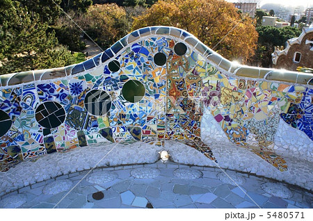 スペイン バルセロナ 世界遺産 グエル公園 ガウディ作のモザイク 細部