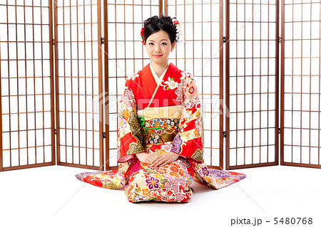 正座する振袖女性 5480768
