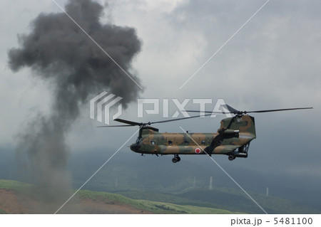 飛行中のCH-47J 5481100