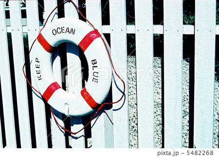 浮き輪と塀 5482268