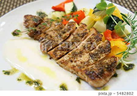 豚肉の香草焼き ジャガイモのソースで 豚肉の香草焼き ジャガイモのソースで 5482802