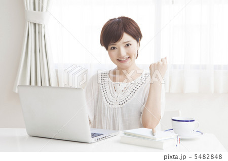 自宅でパソコンに向かう女性 5482848