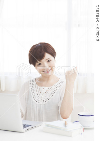 自宅でパソコンに向かう女性 5482851