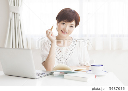 自宅で勉強する女性 5487056
