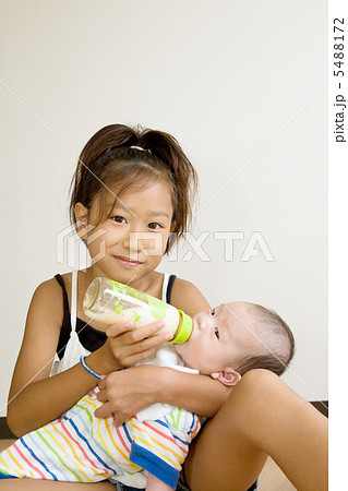 ミルクをあげる女の子とあかちゃん 5488172