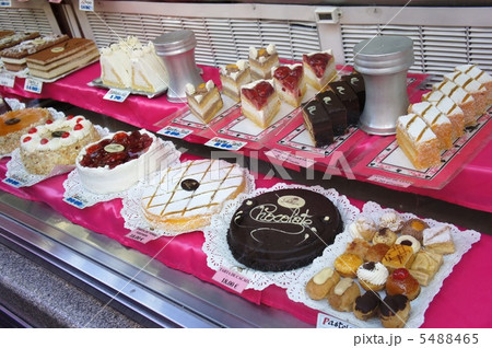 スペイン　マドリード　プエルタ・デル・ソルのスイーツショップ 5488465
