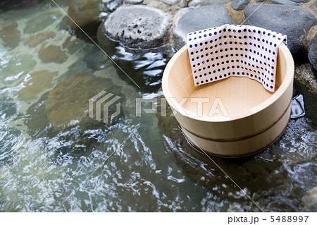 露天風呂に置かれた桶 露天風呂に置かれた桶 5488997