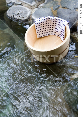 露天風呂に置かれた桶と手ぬぐい 5489160