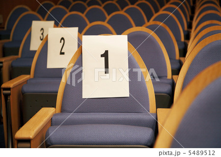 会場の椅子 5489512