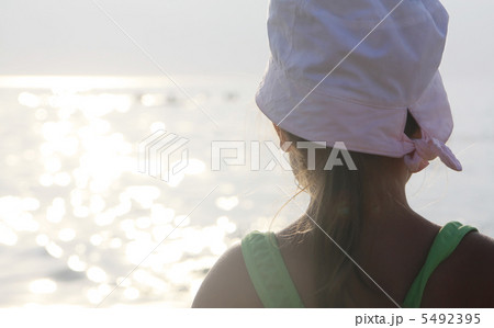 Girl looks at the sea 5492395